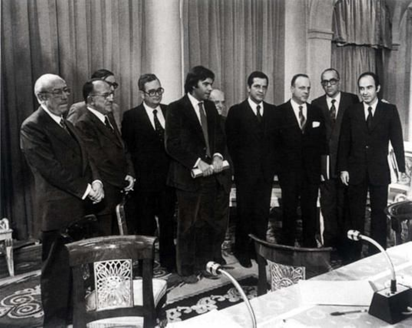 De izquierda  a derecha, Enrique Tierno Galván, Santiago Carrillo, José María Triginer, Joan Raventós, Felipe González, Juan Ajuriaguerra, Adolfo Suárez, Manuel Fraga , Leopoldo Calvo Sotelo y Miguel Roca, durante la firma de los pactos de La Moncloa en 1977.