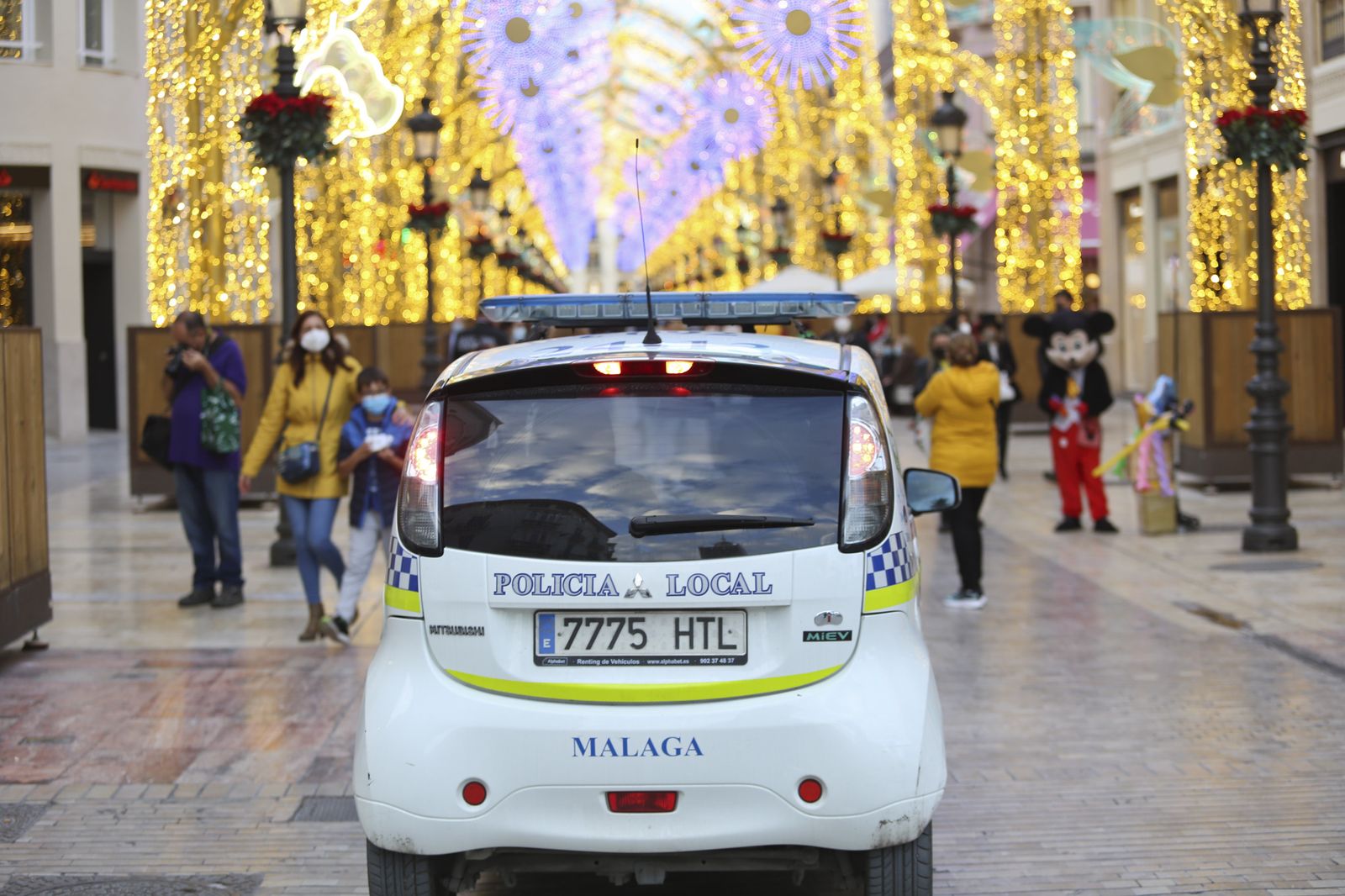 Agentes de la Policía Local patrullan por la calle Larios.