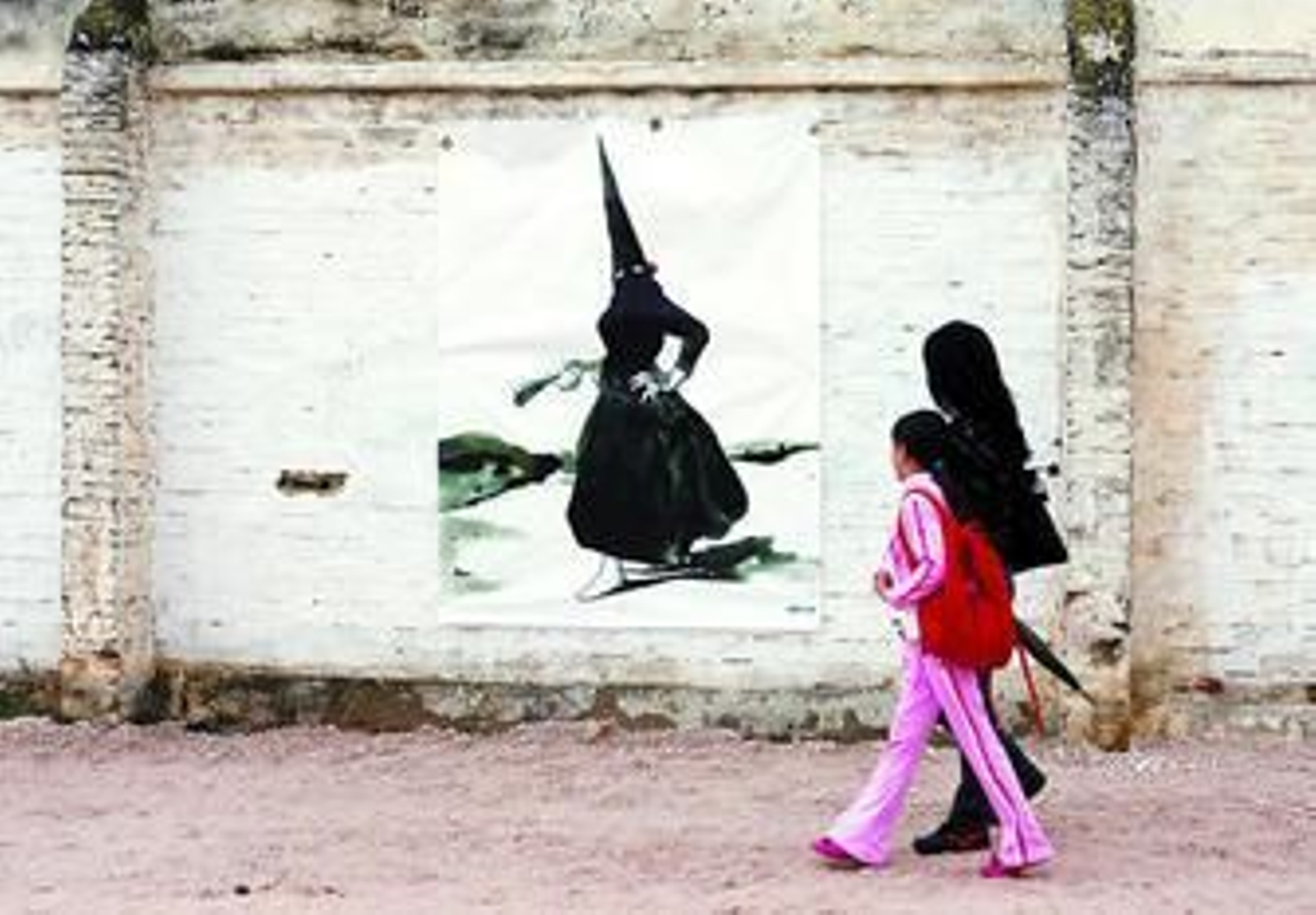 Un grupo de niños observa una reproducción de una obra de Felipe Ortega-Regalado, expuesta en plena calle de Torreblanca.