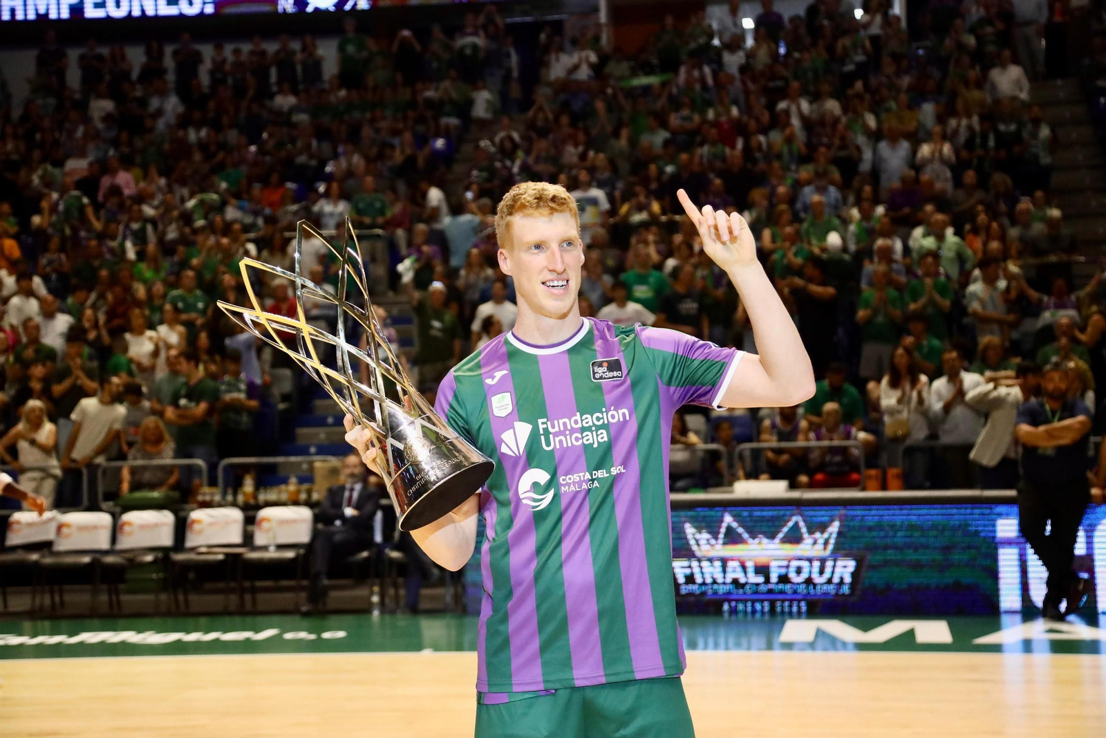 Los abonados más veteranos del Unicaja despliegan la bandera de campeón de la BCL