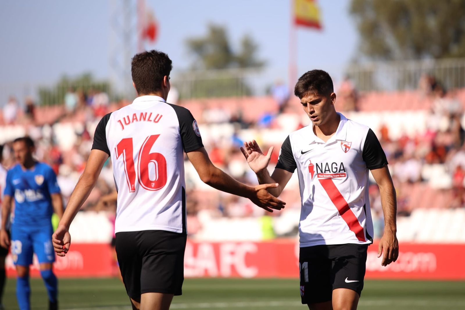 Juanlu y Capi se chocan la mano con gesto apesadumbrado.