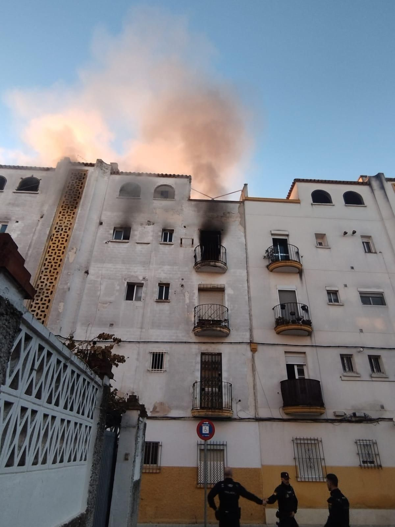 Varios agentes de Policía frente al bloque de pisos de la barriada de La Plata donde se registró el incendio