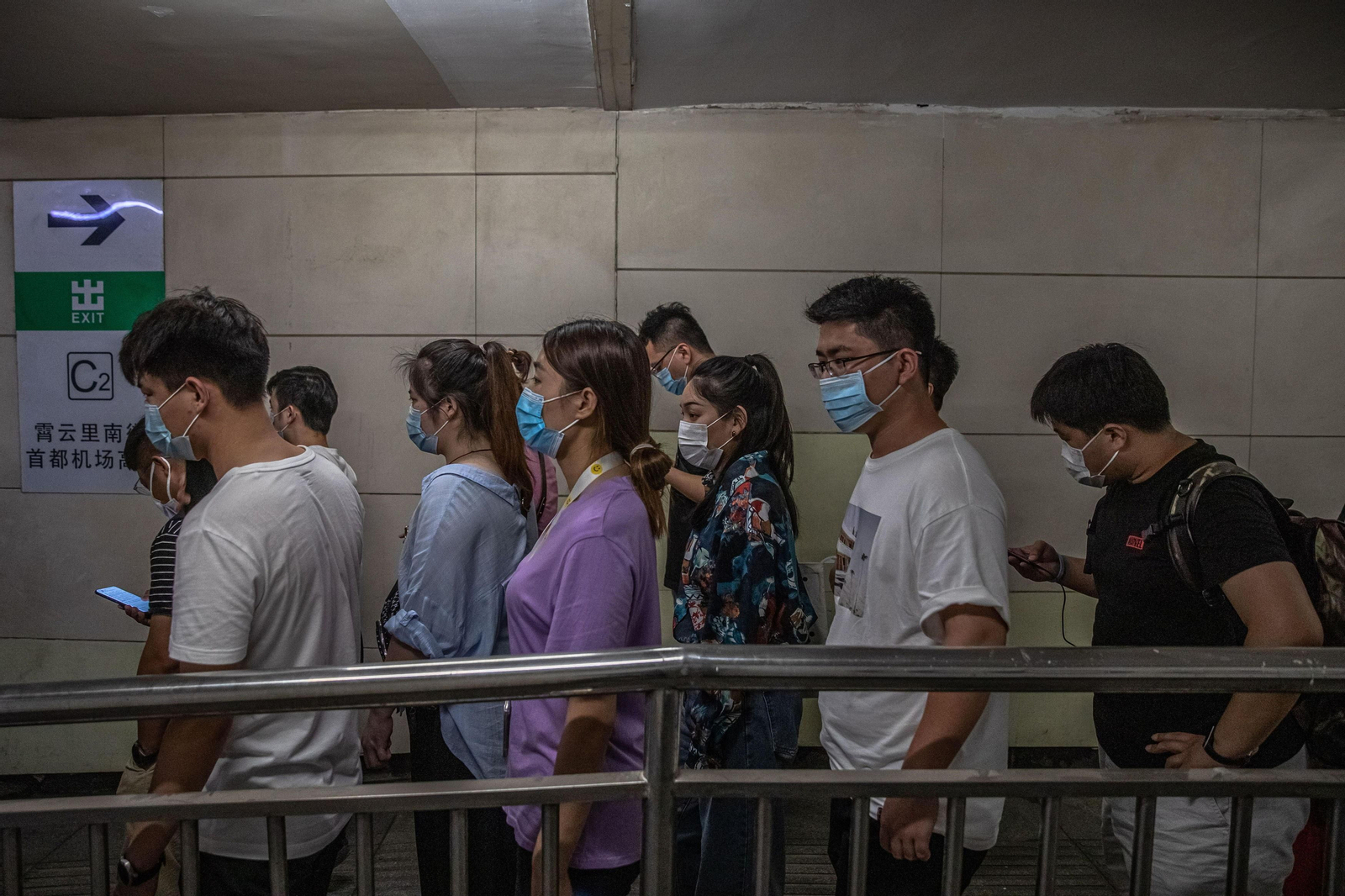 Ciudadanos chinos en el metro de Pekín.