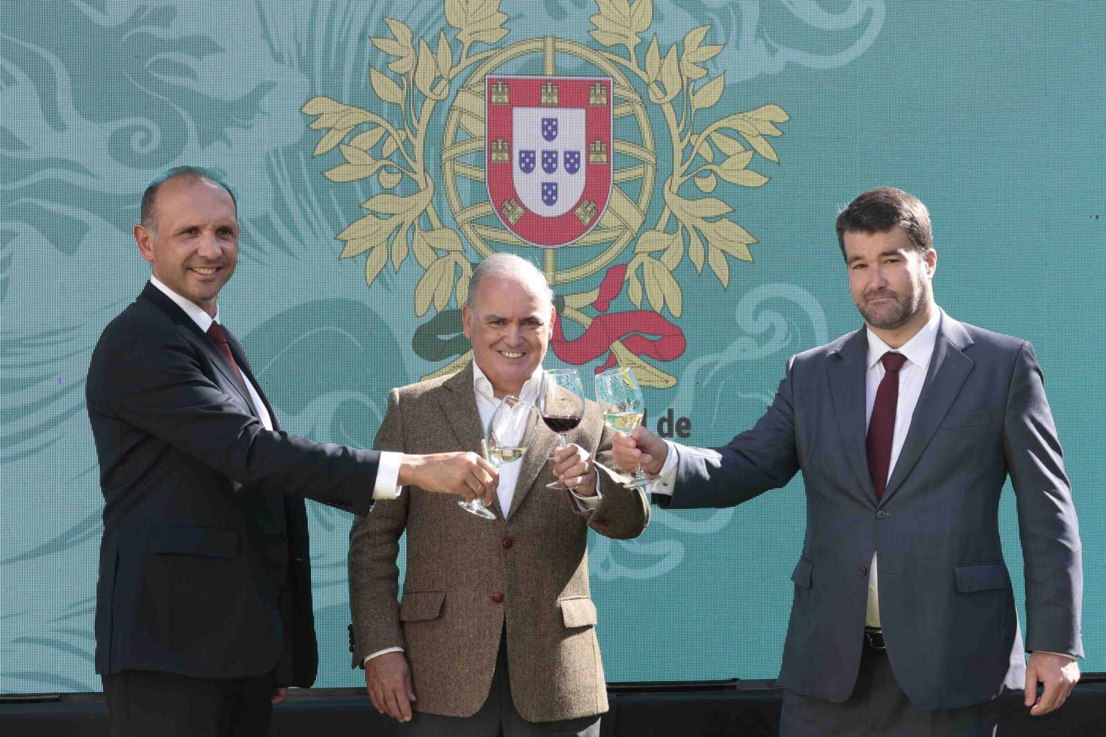Luis Moura, Antonio Sousa y Joao Queirós, ayer en el Consulado de Portugal.