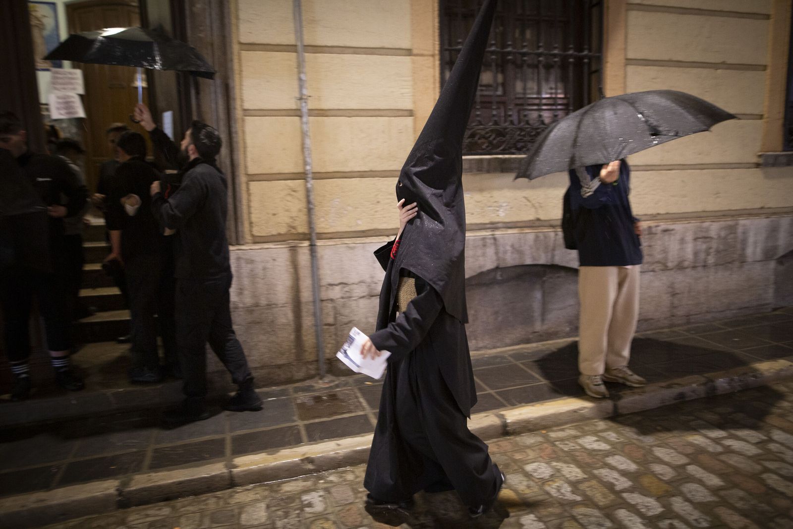 Un nazareno entrando a San Agustín este Lunes Santo.