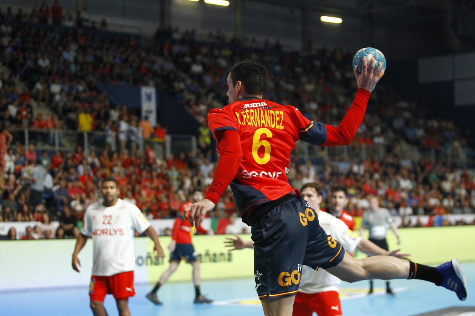 Imágenes del España-Dinamarca de la EHF Euro Cup de balonmano, en Almería