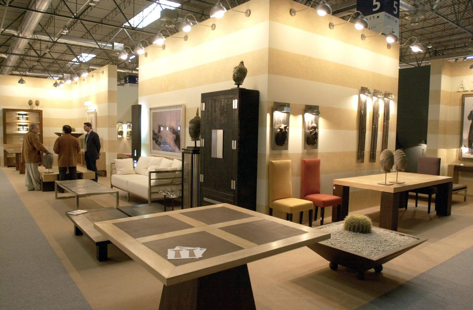 Expositor de una empresa del mueble de Lucena en una muestra del sector.