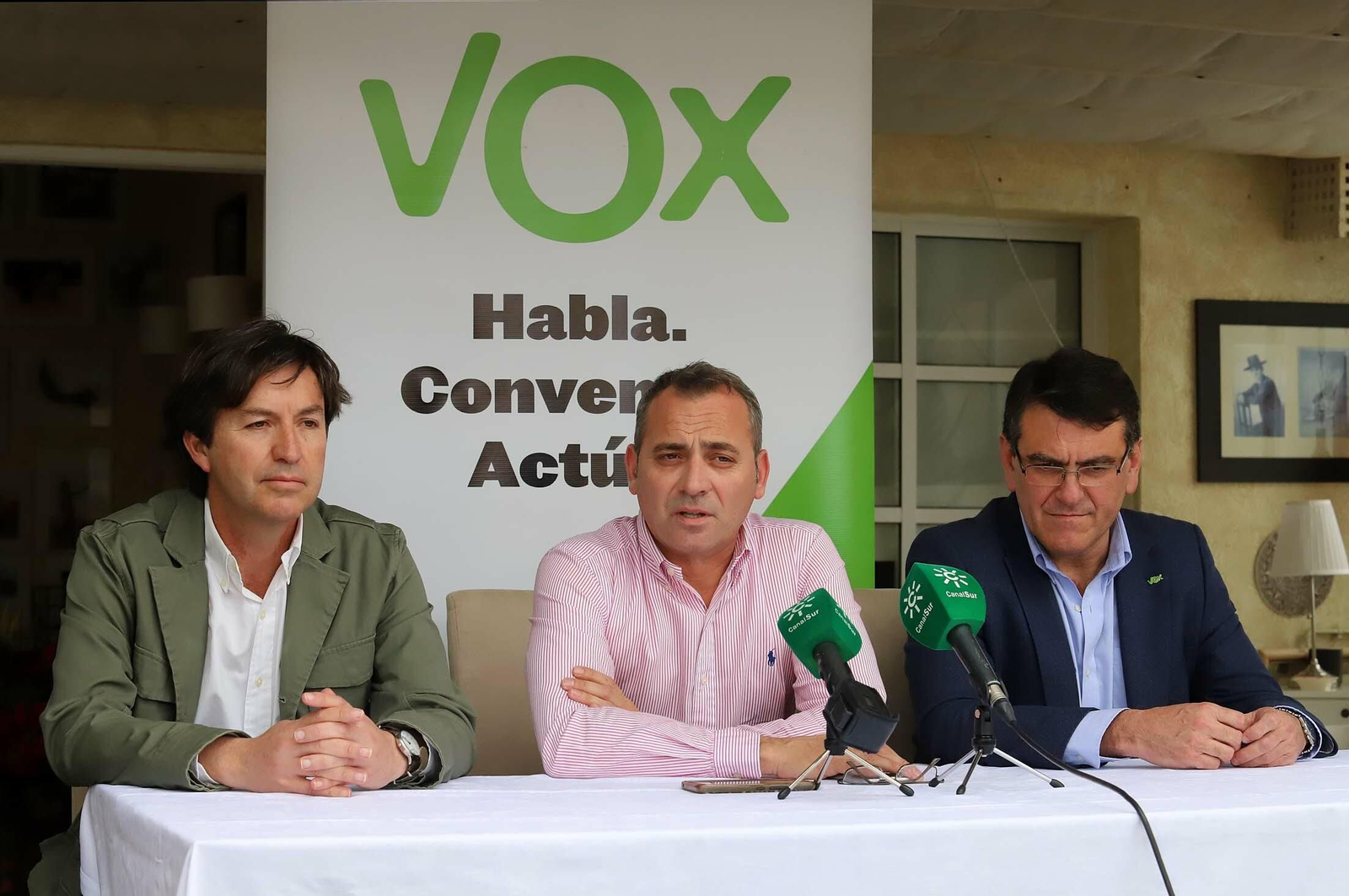 Tomás Fernández Ríos, flanqueado por Wenceslao Font y Rafael Segovia cuando fue presnetado Font como candidato municipal.