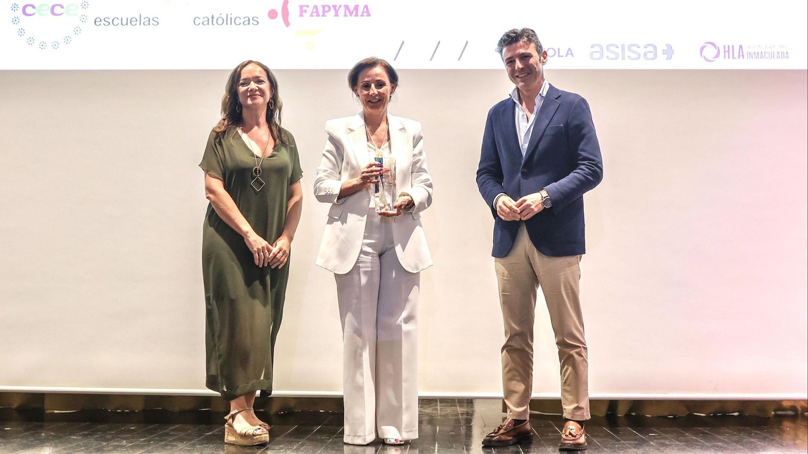 Rosa María Serrano-Gámez, directora del Colegio Monaita, recoge su galardón en los Premios Granada por la Educación 2025 Rosa María Serrano-Gámez, directora del Colegio Monaita, recoge su galardón en los Premios Granada por la Educación 2025
