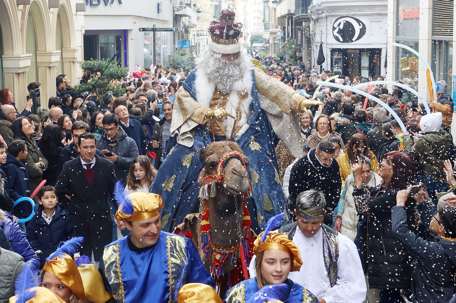 Imágenes del recorrido en camello de los Reyes Magos acompañados de la Estrella de la Ilusión y del Heraldo Real