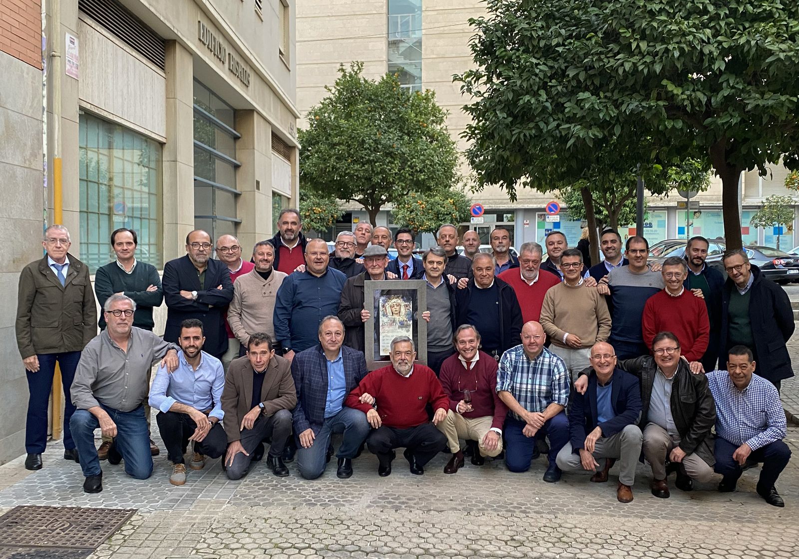 Foto de familia en el homenaje al maestro Ruesga Bono