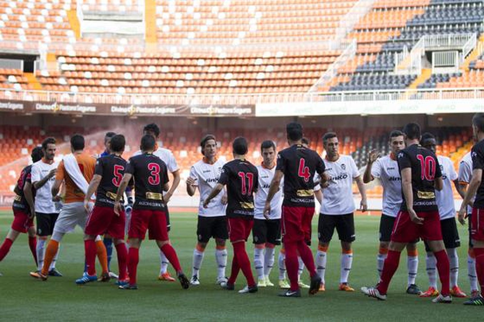 Los albirrojos consuman la pérdida de la categoría un año después de subir al caer en Valencia por 1-0

Foto: LOF