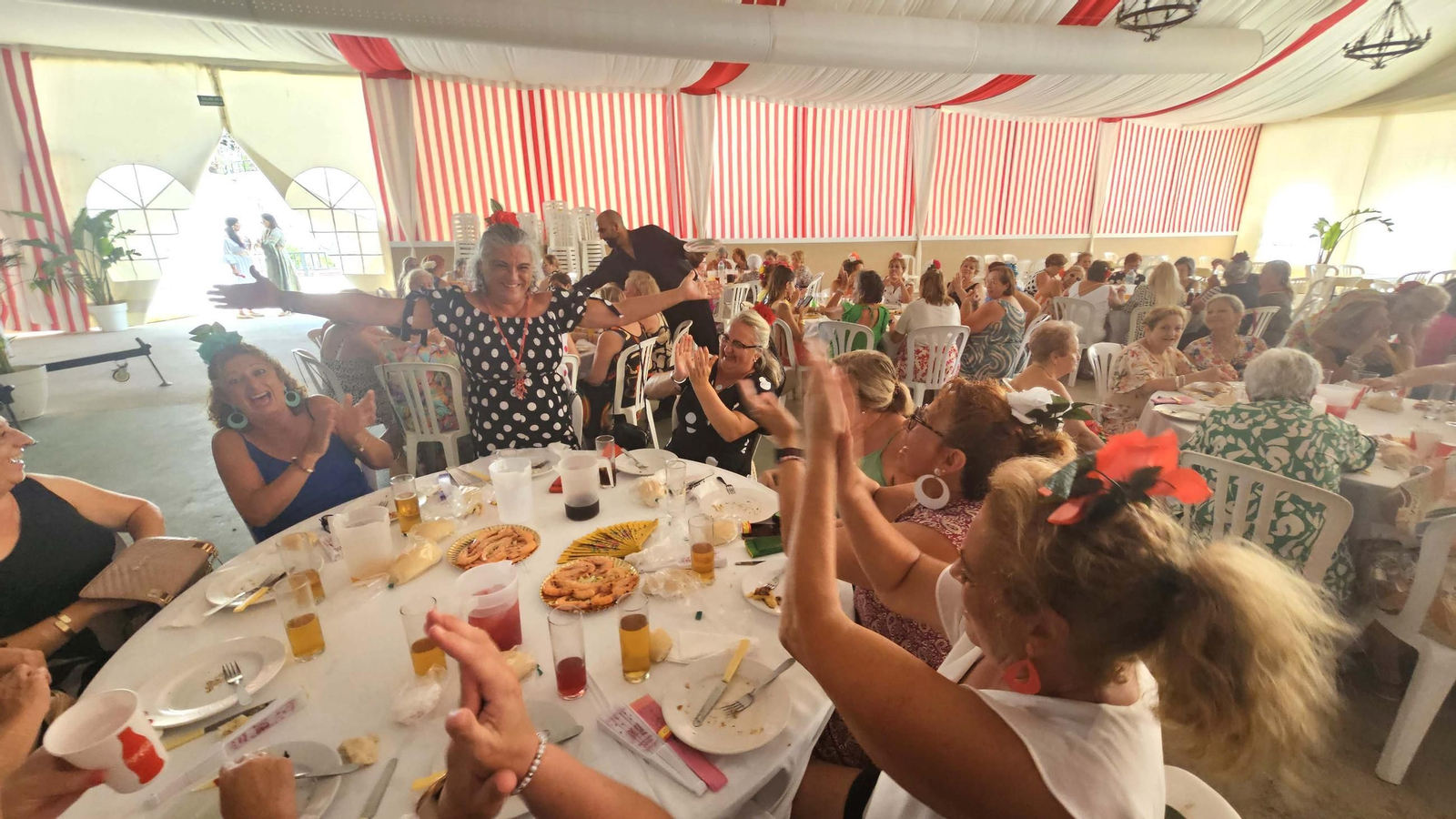 Las mujeres de San Roque disfrutan de su comida en la Feria Real