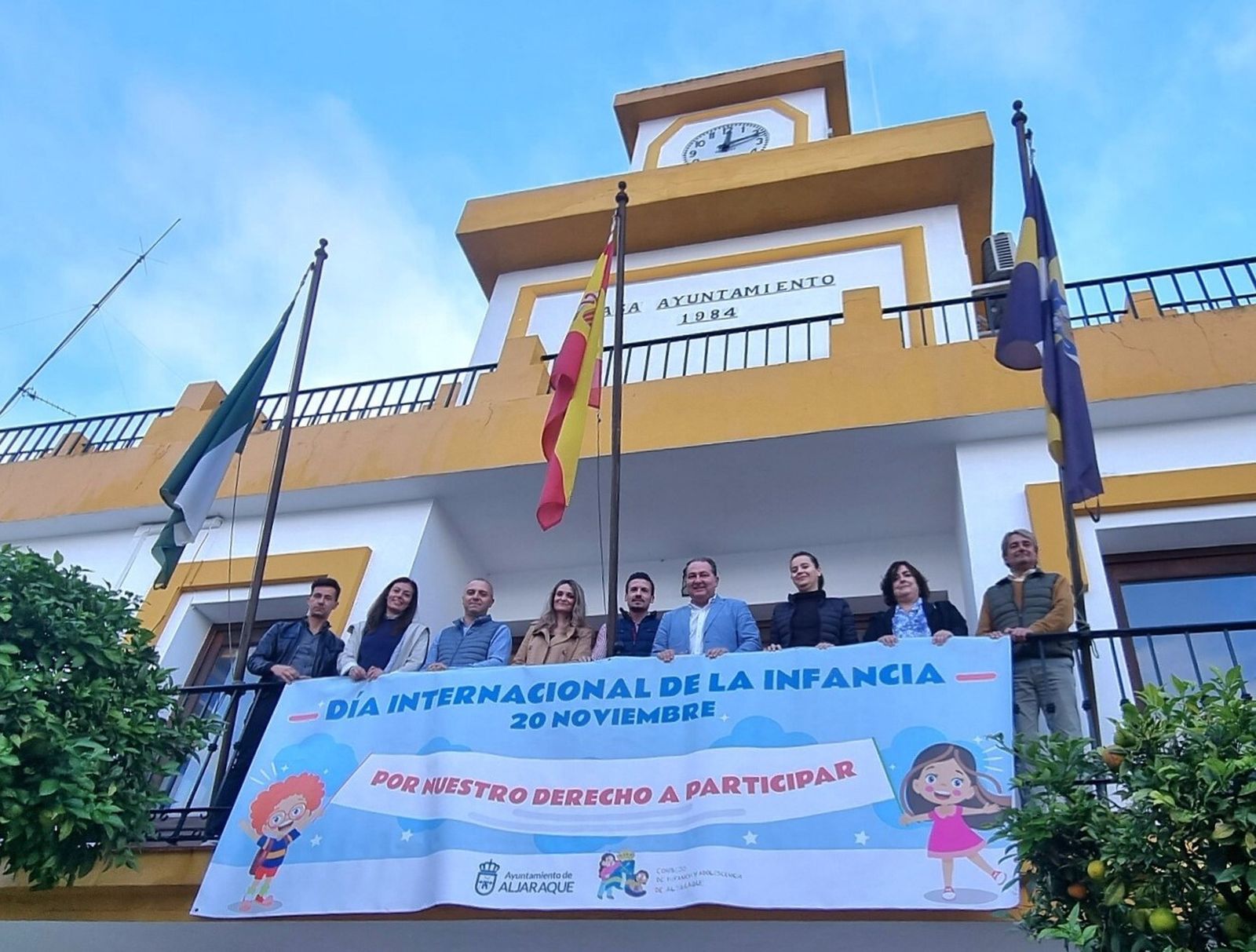 Colocación de la pancarta para el Día Internacional de la Infancia