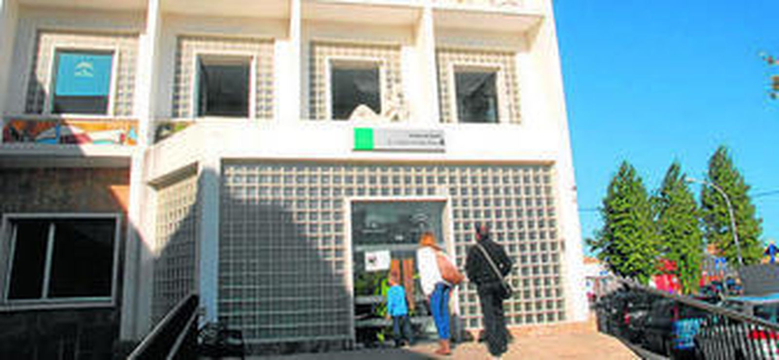 Usuarios consultando los carteles informativos del centro cerrado.