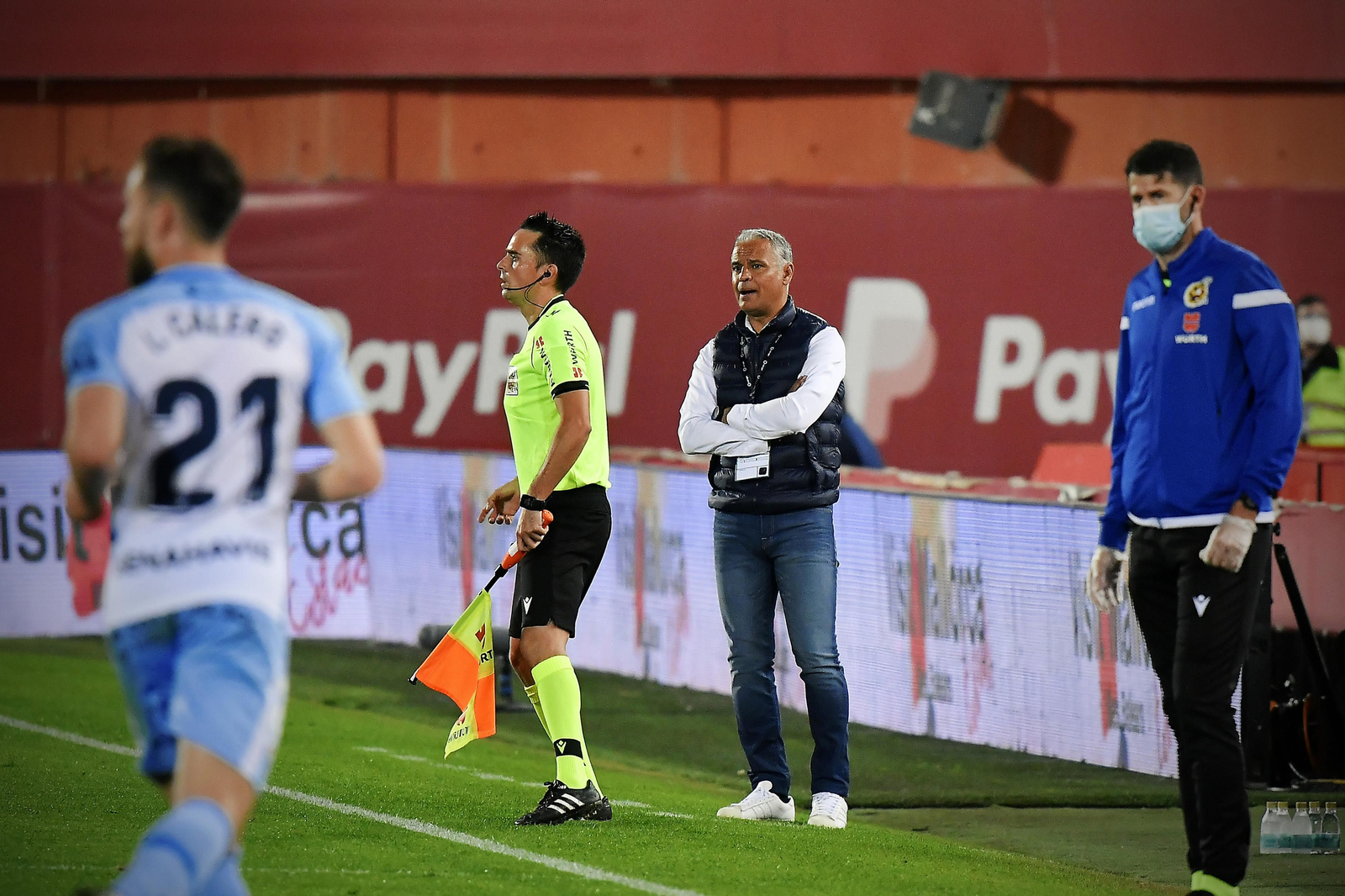 Sergio Pellicer da indicaciones durante el Mallorca - Málaga CF.