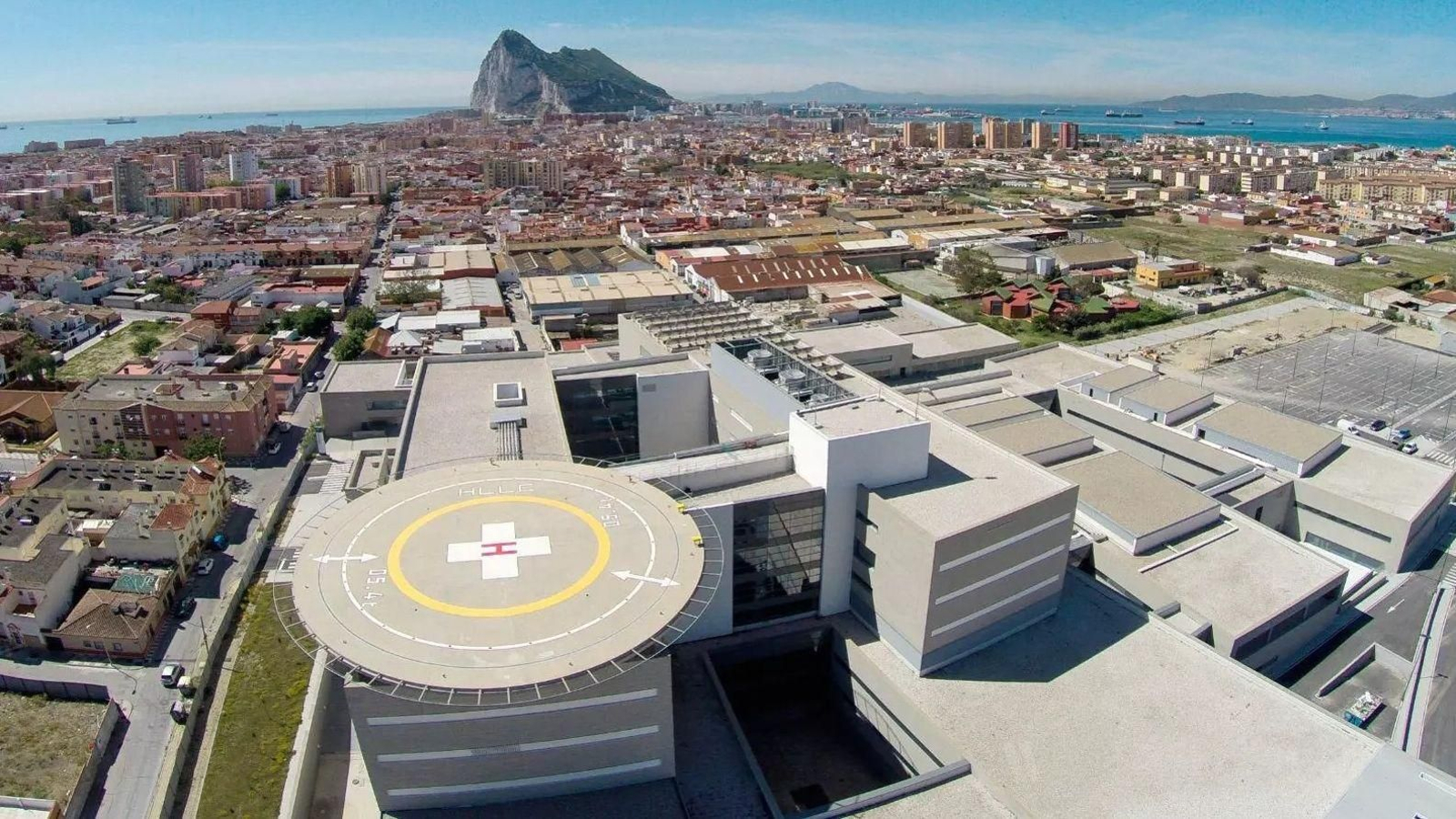 Vista aérea del Hospital Universitario de La Línea y la ciudad.