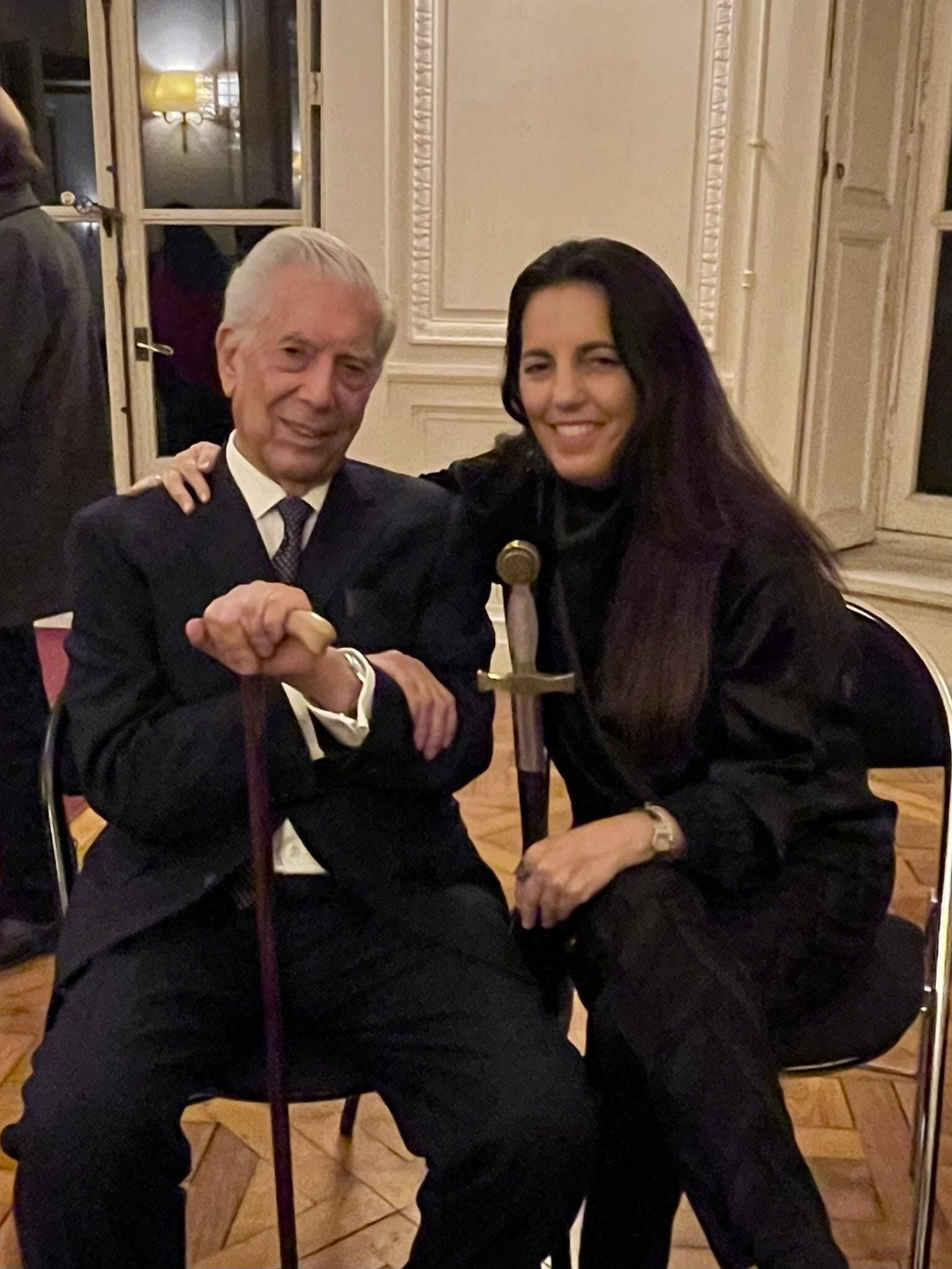 Morgana Vargas Llosa con su padre  y la espada de la Academia