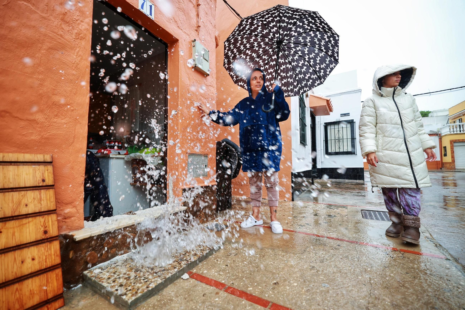 Imágenes de calles inundadas y vecinos achicando agua en San Fernando