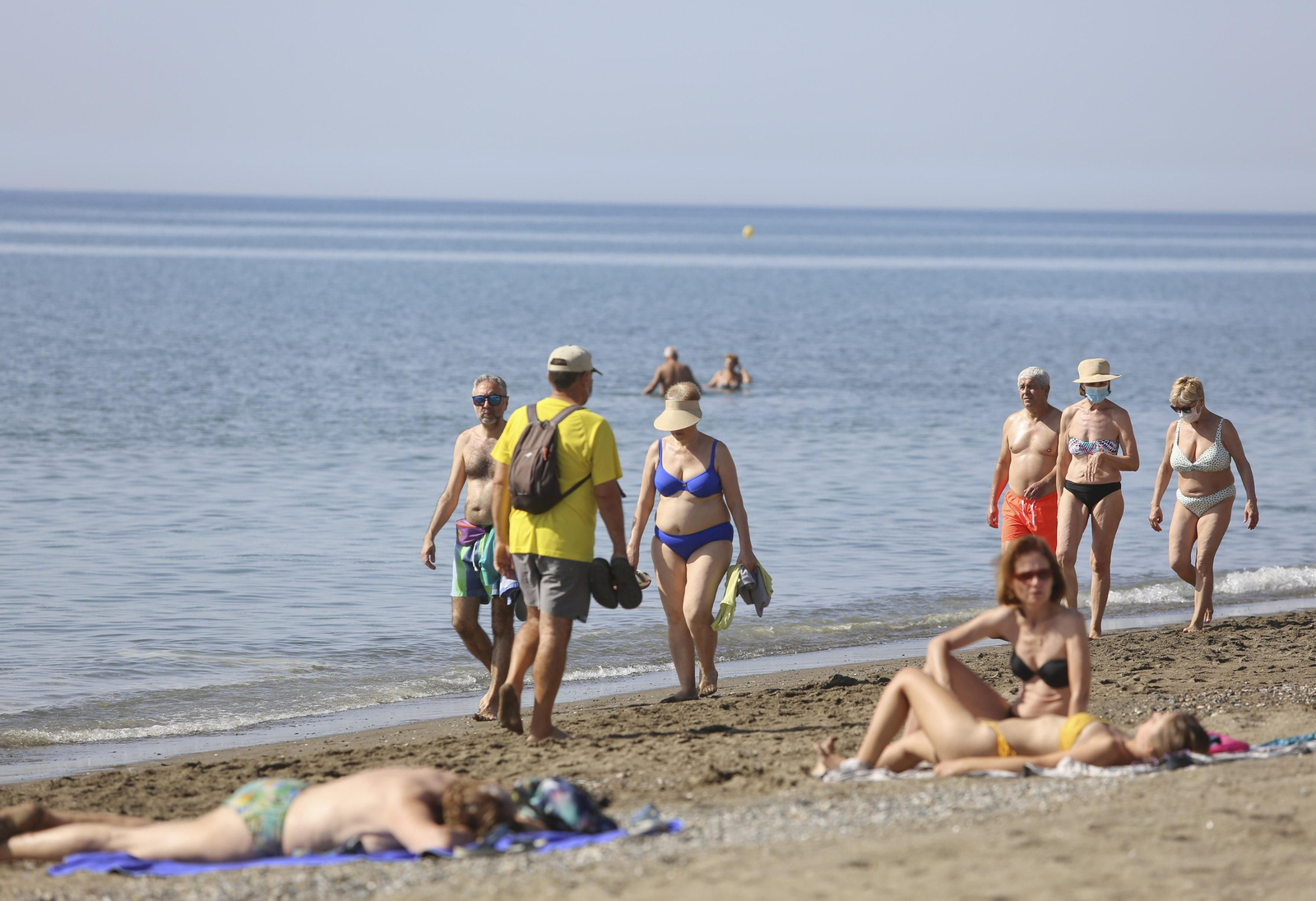Fotos de la playa de La Misericordia con julio a la vuelta de la esquina Fotos de la playa de La Misericordia con julio a la vuelta de la esquina