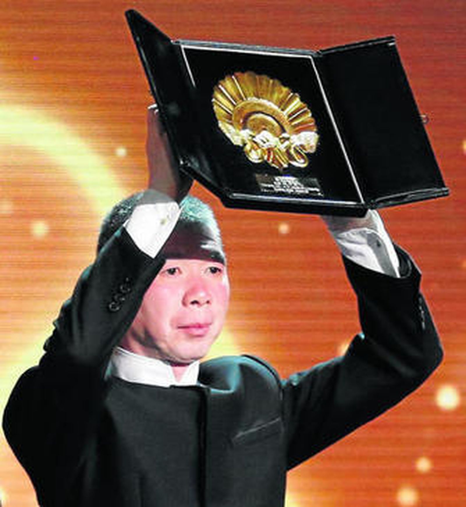 Feng Xiaogang, con la Concha de Oro.