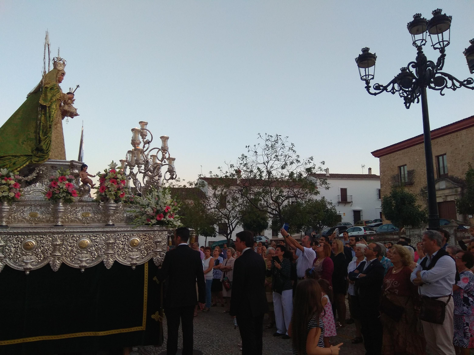 Salida de la Virgen del Rosario en la madrugada de ayer.