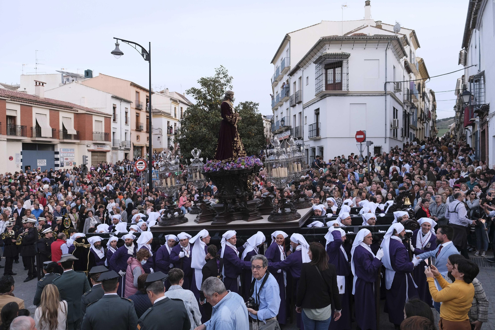 Cientos de personas abarrotaron los alrededores de la salida. Cientos de personas abarrotaron los alrededores de la salida.
