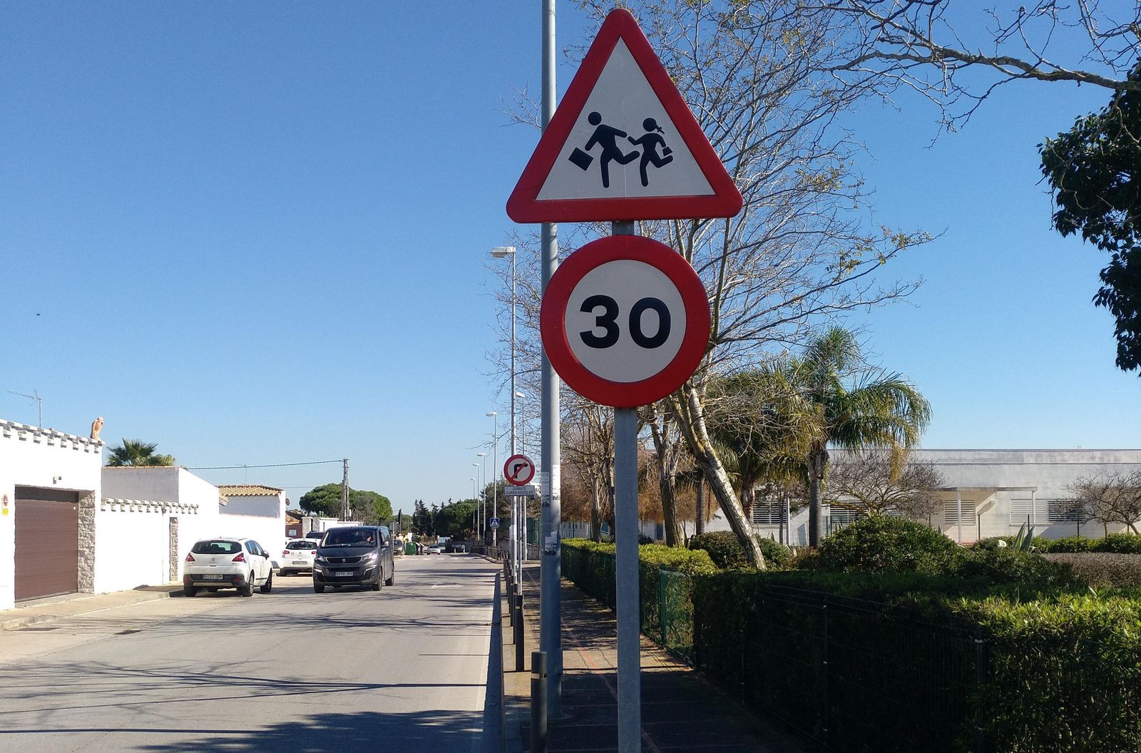 Calle donde se produjo el suceso, con una de las señales que limitan la velocidad.