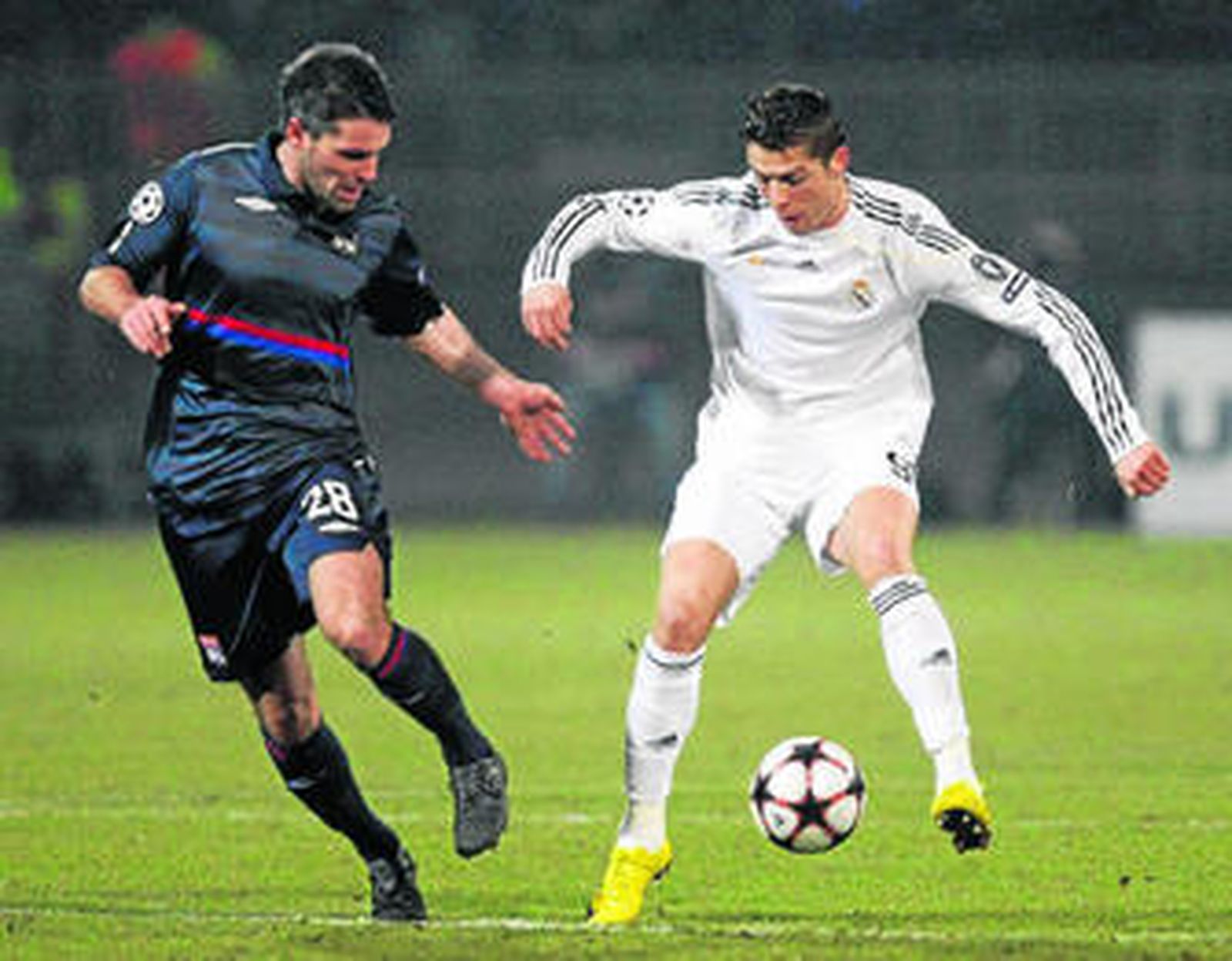 Toulalan presiona a Cristiano Ronaldo, en el Olympique-Madrid de Champions de hace dos campañas.