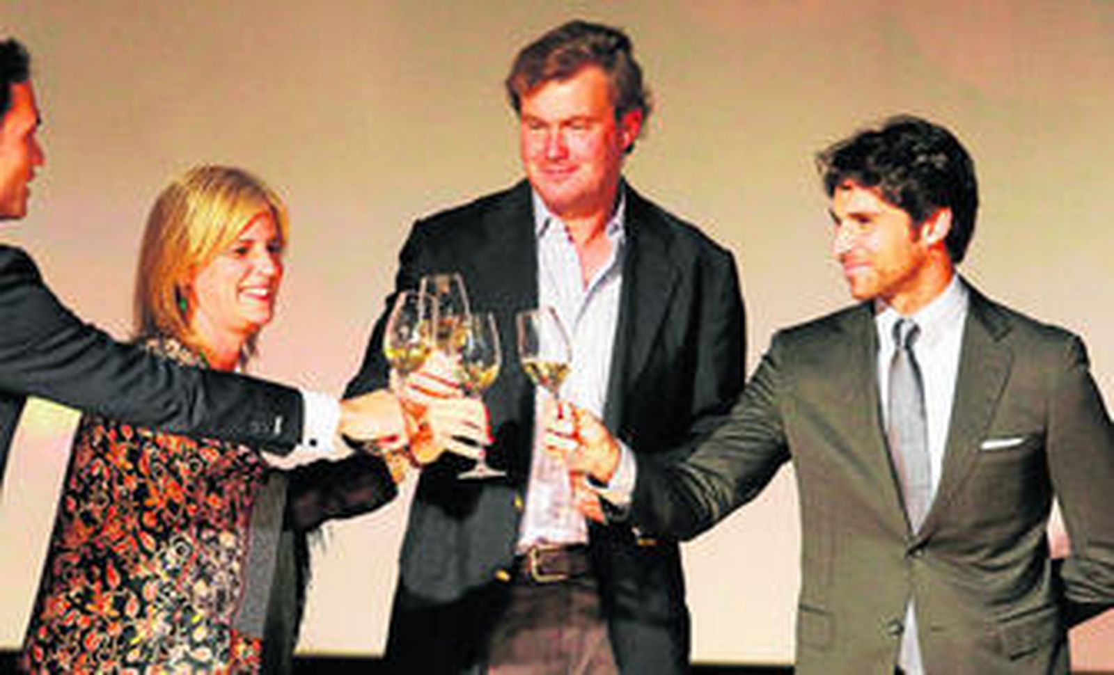 La alcaldesa de Jerez brindado con Tío Pepe con los toreros por ellos y 'por la mejor tierra del mundo: Jerez'.