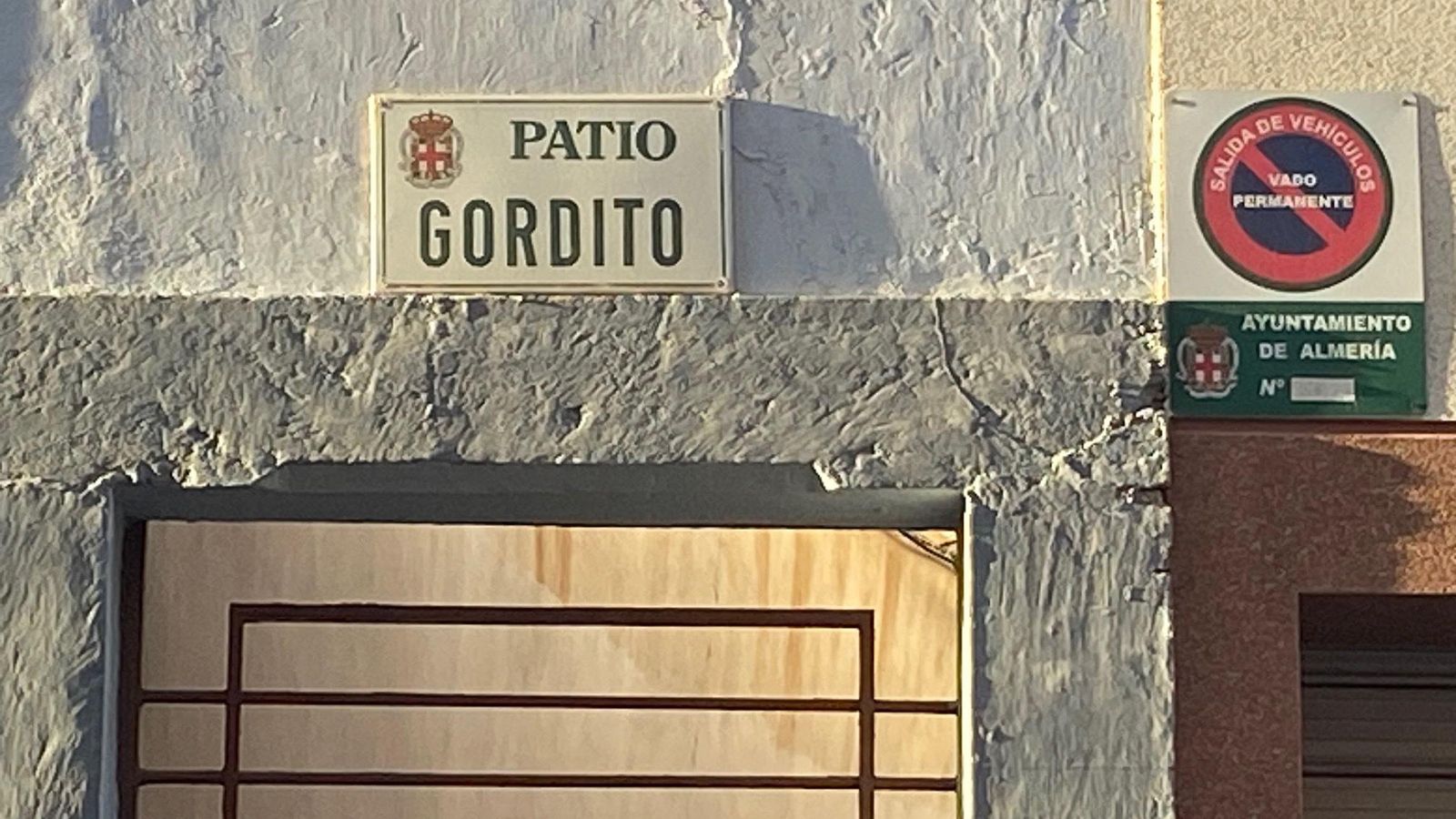 Detrás de esta puerta del Patio Gordito se conservan restos de la primera plaza de toros de Almería