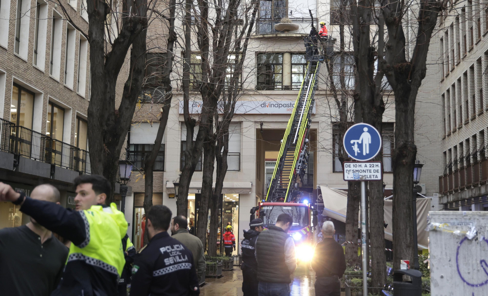 Los Bomberos intervienen en la Plaza de la Magdalena tras caer una pieza de un edificio.