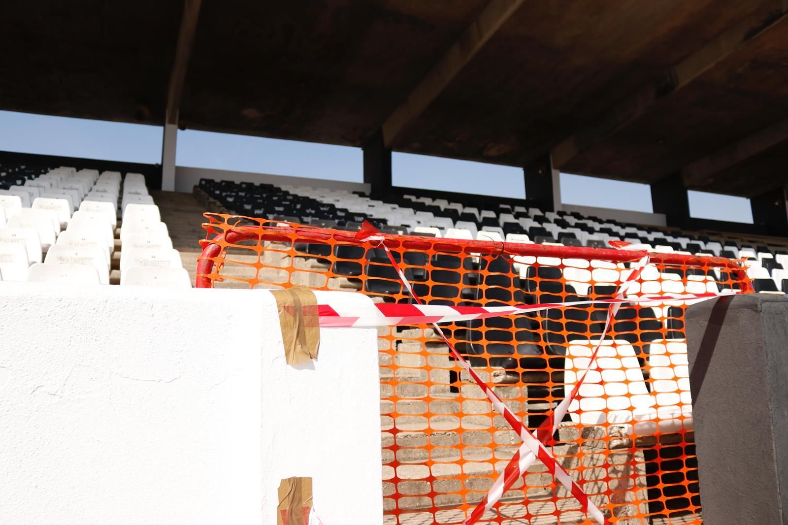 La zona de Tribuna que permanece acotada ante el peligro de derrumbe.
