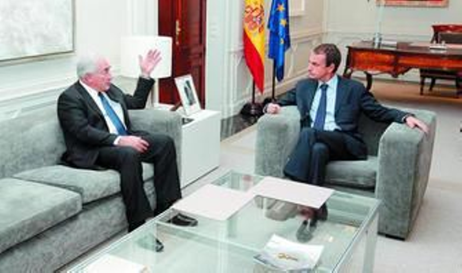 José Luis Rodríguez Zapatero conversa con Dominique Strauss-Kahn en La Moncloa.