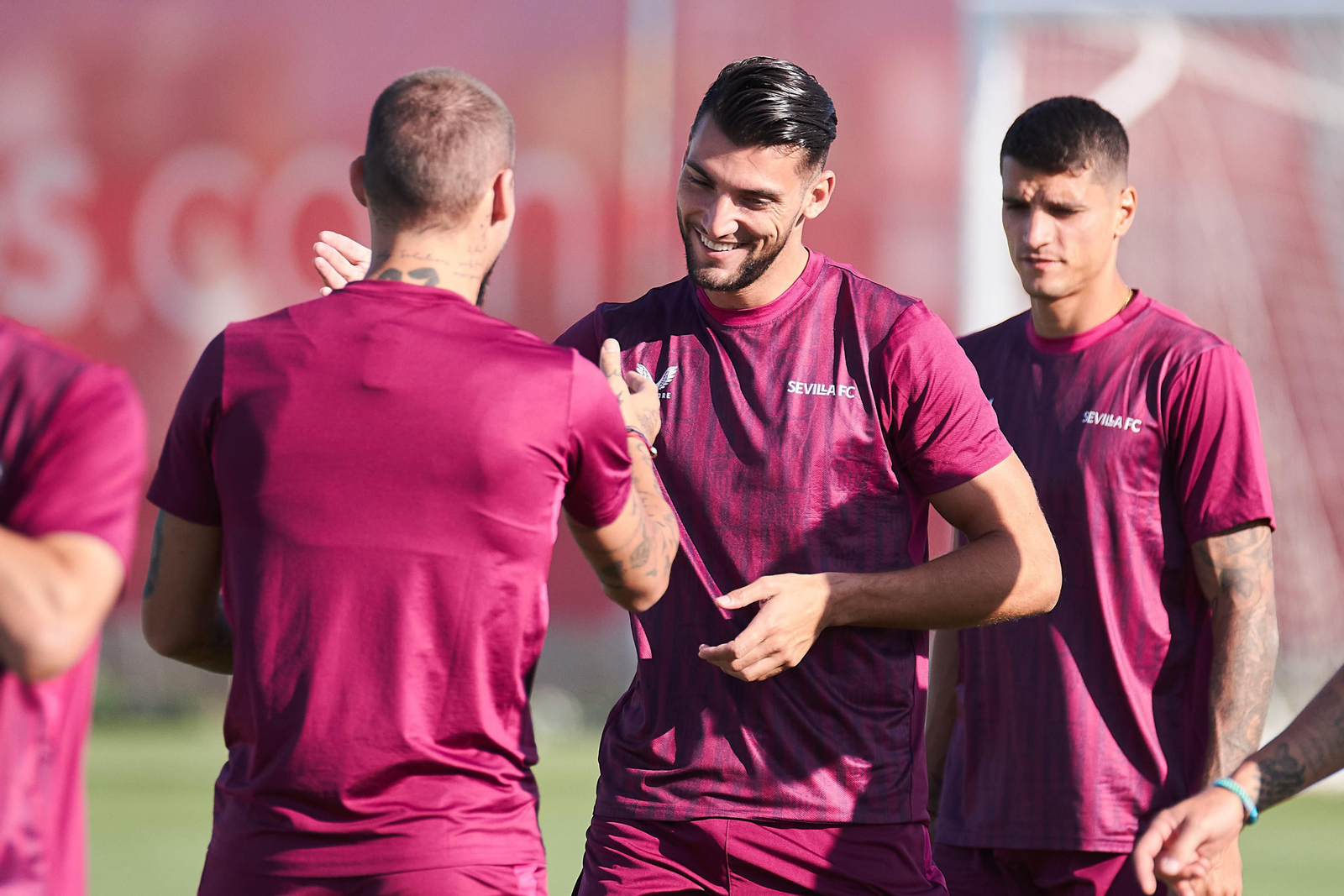 Rafa Mir saluda a Gudelj ante Lamela en la ciudad deportiva.