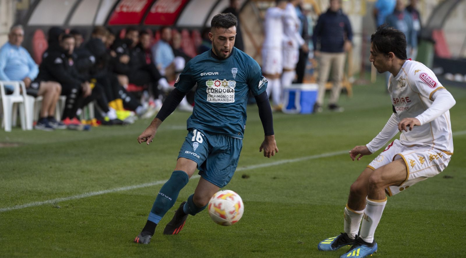 Puga intenta marcharse de un jugador de la Cultural en el duelo de la primera vuelta.