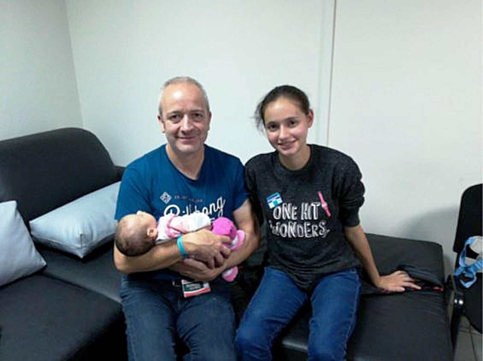 Patricia Aguilar, con su padre y su bebé, durante su primer encuentro en Parú tras ser rescatadas.