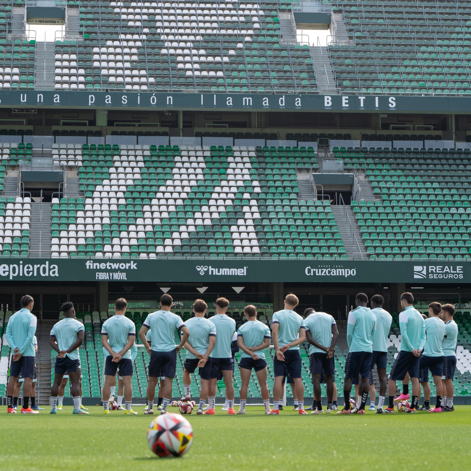 La plantilla que dirige Arzu se entrenó este viernes sobre el césped del Benito Villamarín, lugar del encuentro.
