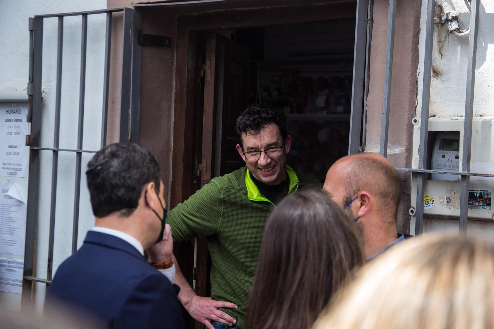 Así ha sido la visita del presidente de la Junta a las hermandades del Lunes Santo de San Fernando