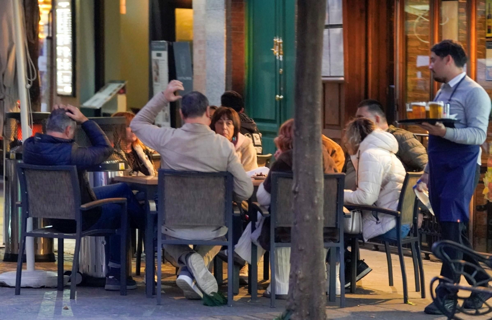 Varias personas en un velador en Sevilla, en una imagen de archivo.