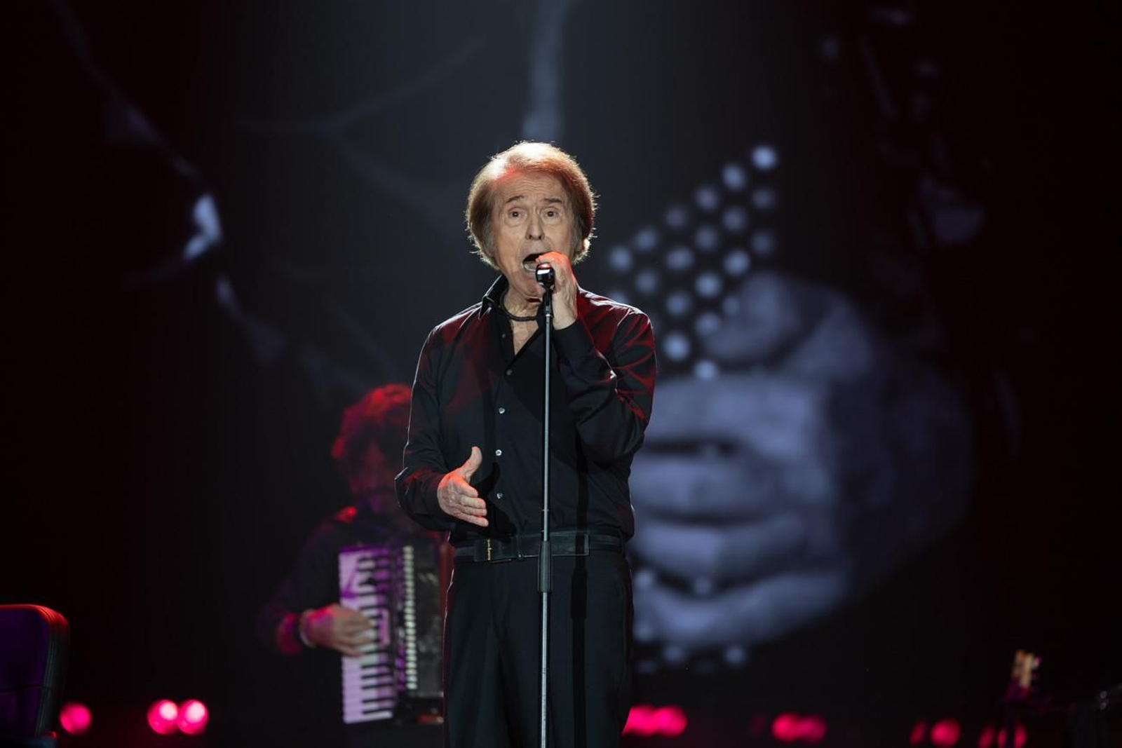 Así se disfruta en Jaén del concierto de Raphael, "Raphaelísimo"