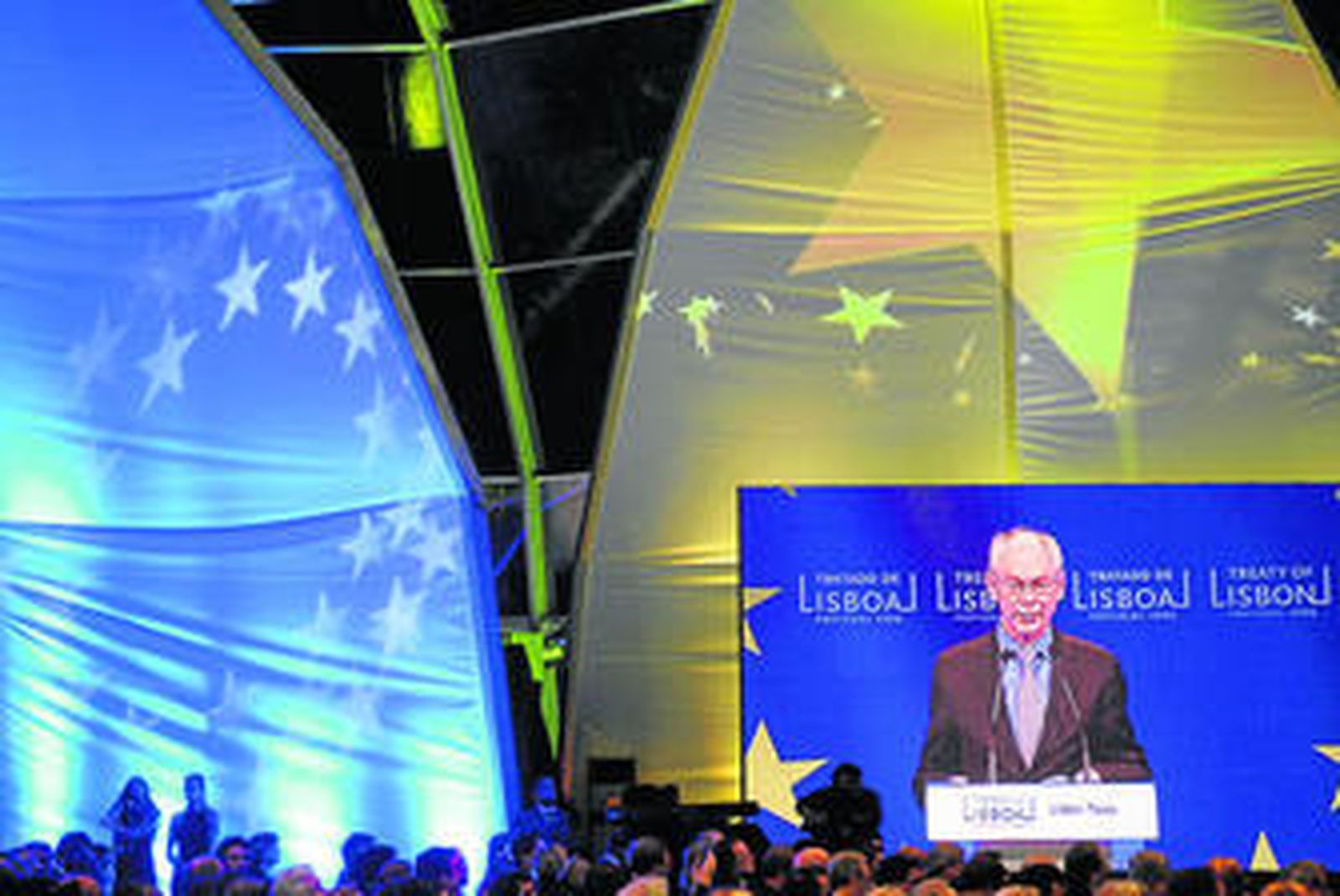 El nuevo presidente permanente de la UE, Herman van Rompuy, pronuncia un discurso durante la ceremonia celebrada en Lisboa.