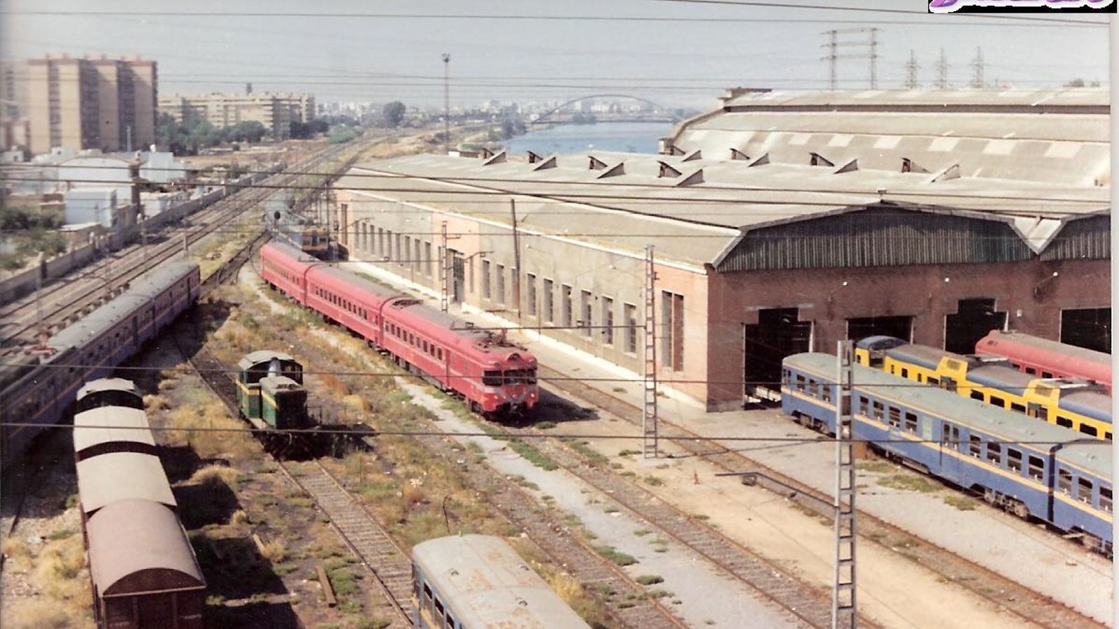 Depósito de San Jerónimo en 1989, con el puente de la Barqueta en construcción al fondo.