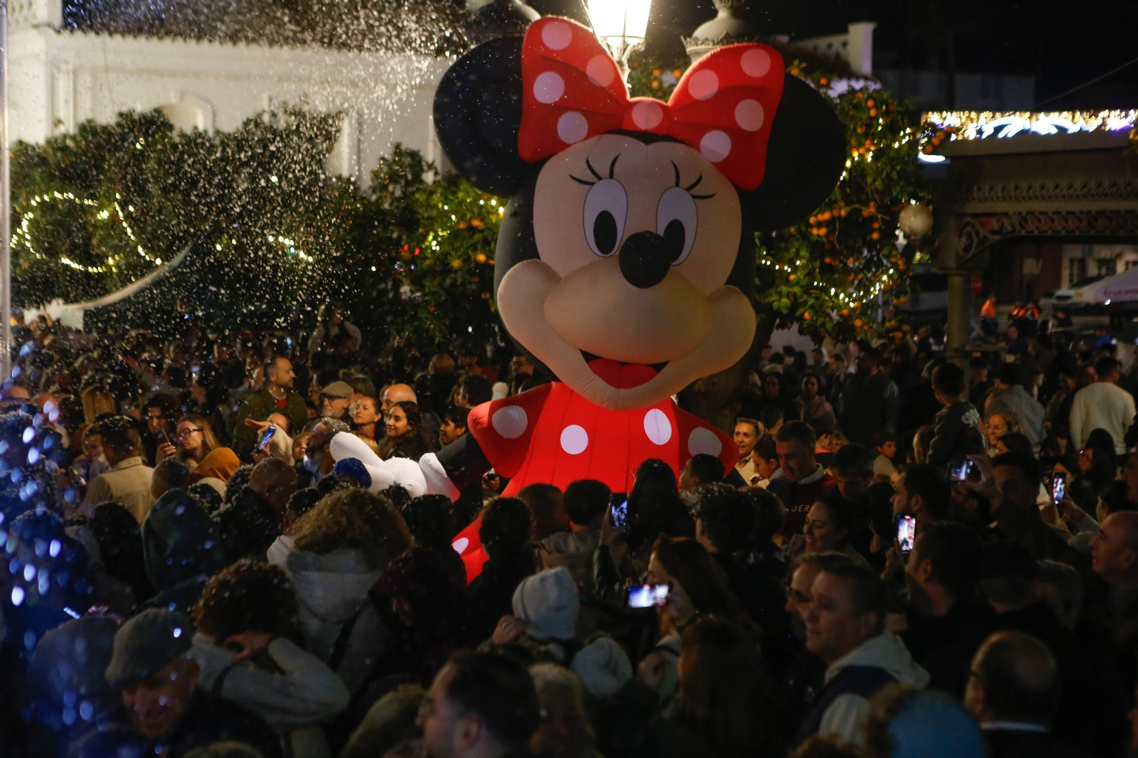 Fotos del encendido del alumbrado navideño en Los Barrios y la gran nevada artificial