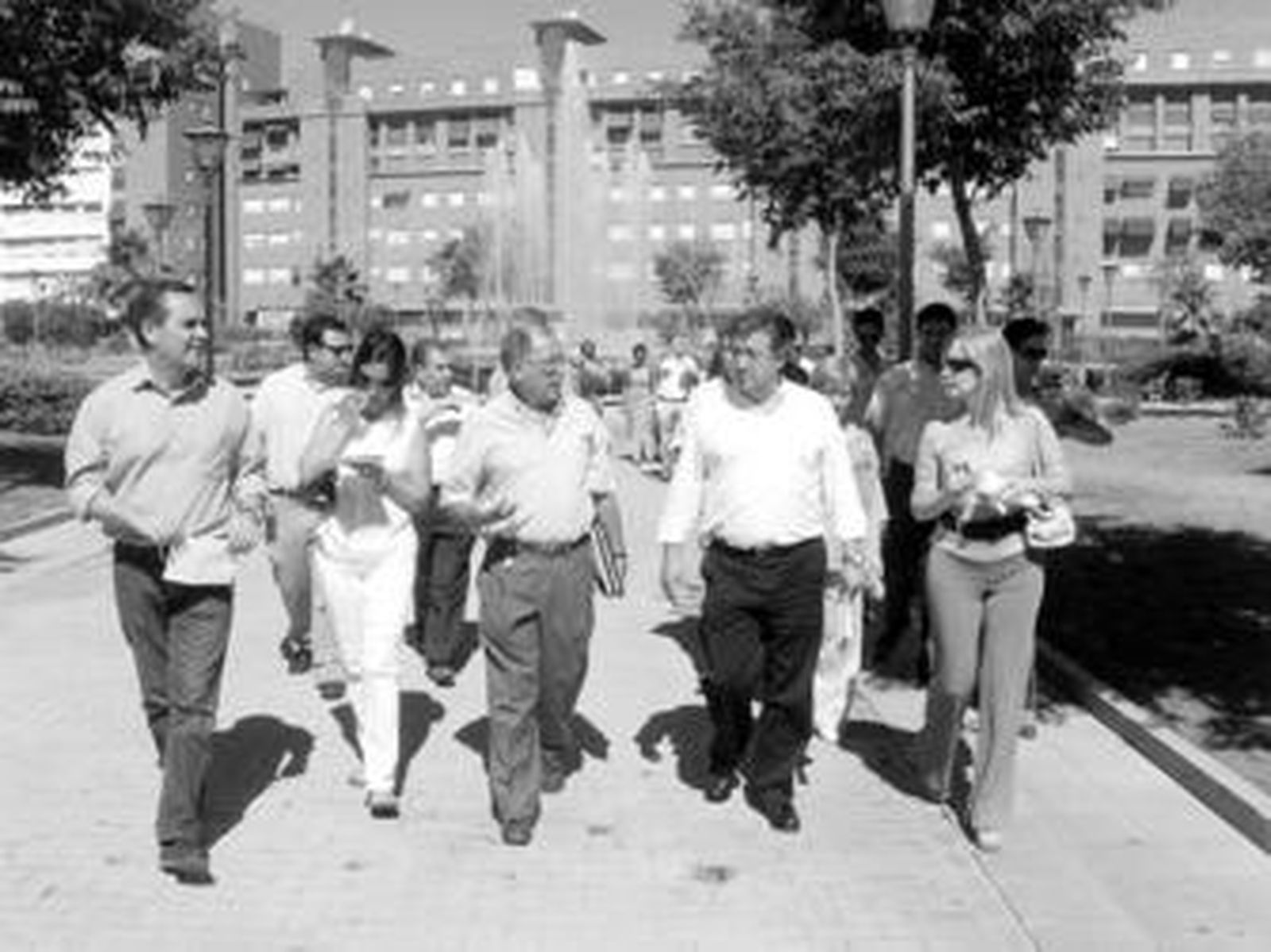 Juan Ignacio Zoido y varios ediles del PP visitaron el parque este fin de semana junto a los vecinos.