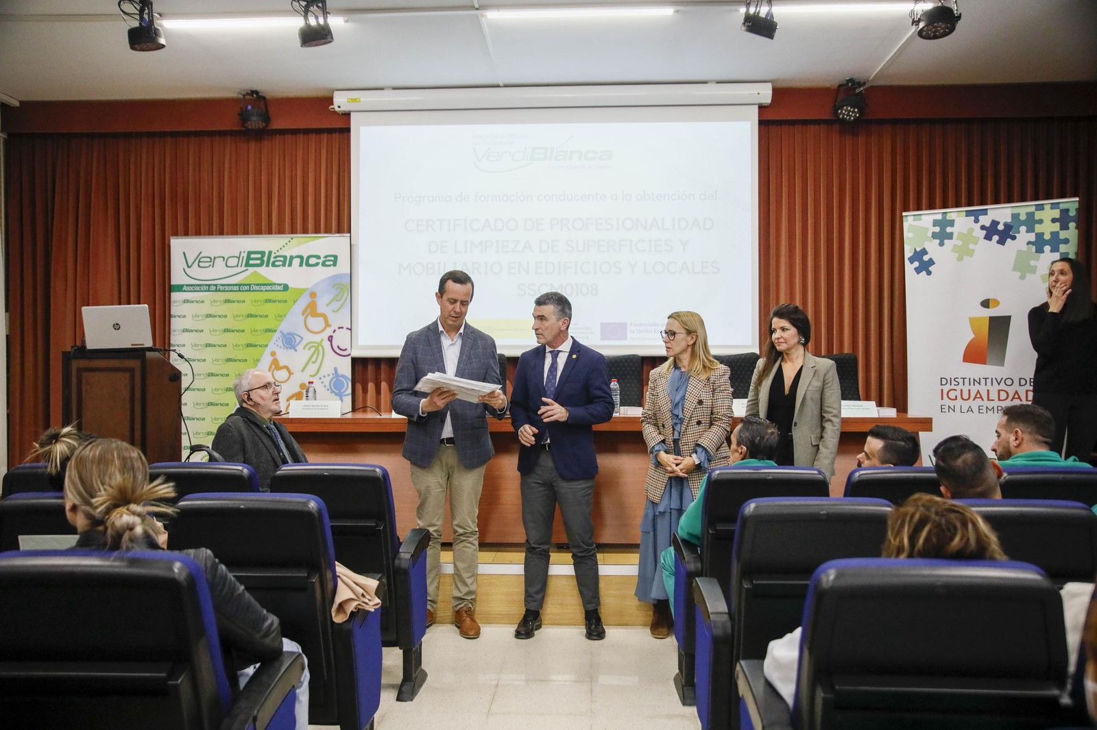 Imágenes de la enterga de certificado de profesionalidad de limpieza de superficies y mobiliarios de VerdiBlanca en la Universidad de Almería