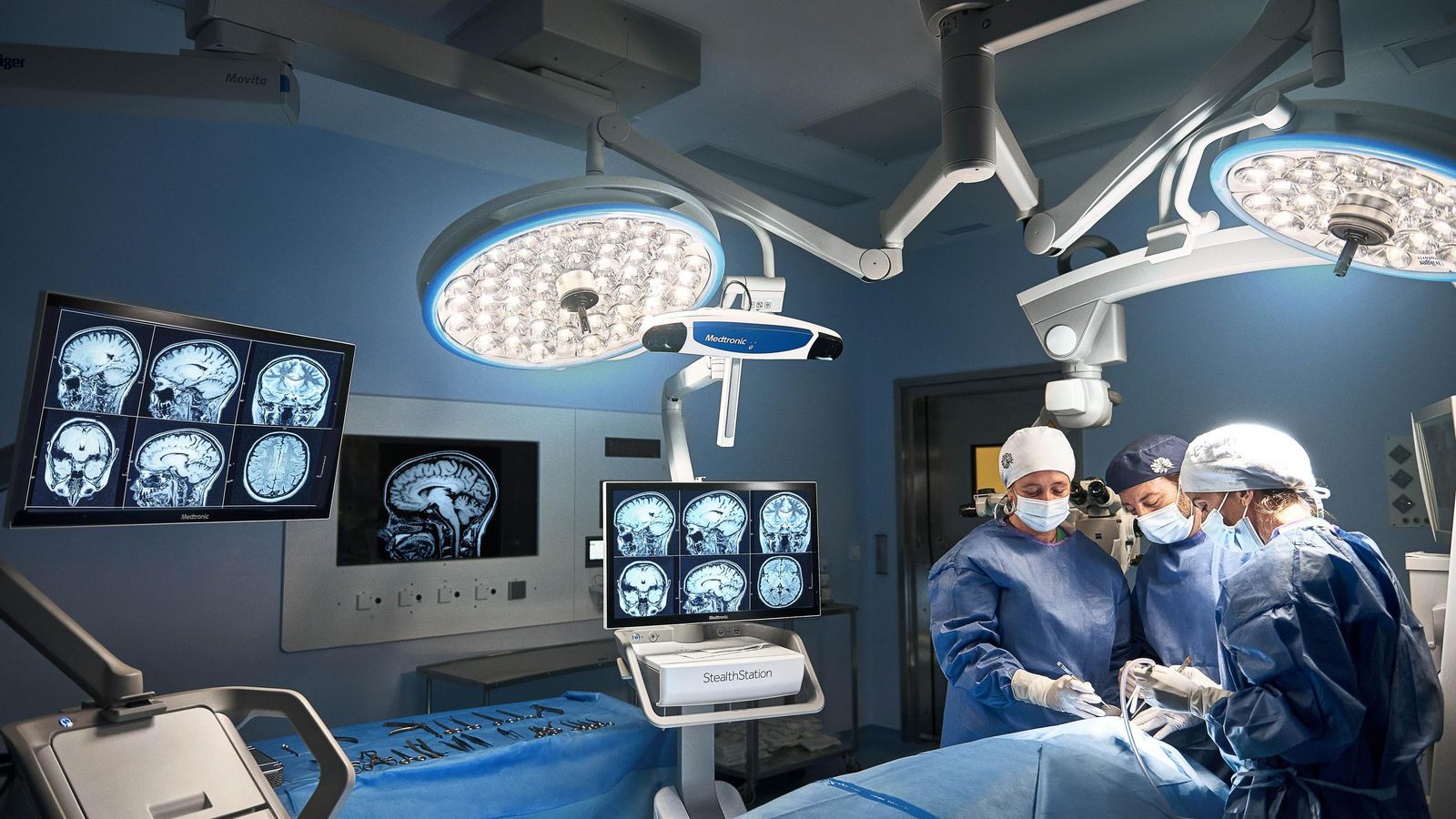 El doctor Ángel Horcajadas y su equipo de neurocirujanos durante una operación en Vithas Granada. El doctor Ángel Horcajadas y su equipo de neurocirujanos durante una operación en Vithas Granada.
