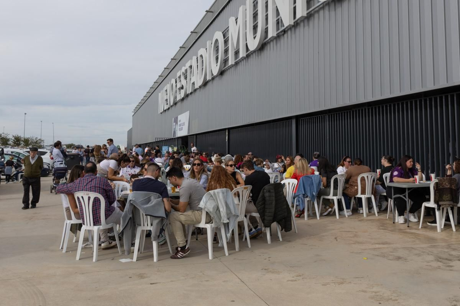La afición del Real Jaén se vuelca con la paella solidaria por los afectados de la DANA, en imágenes