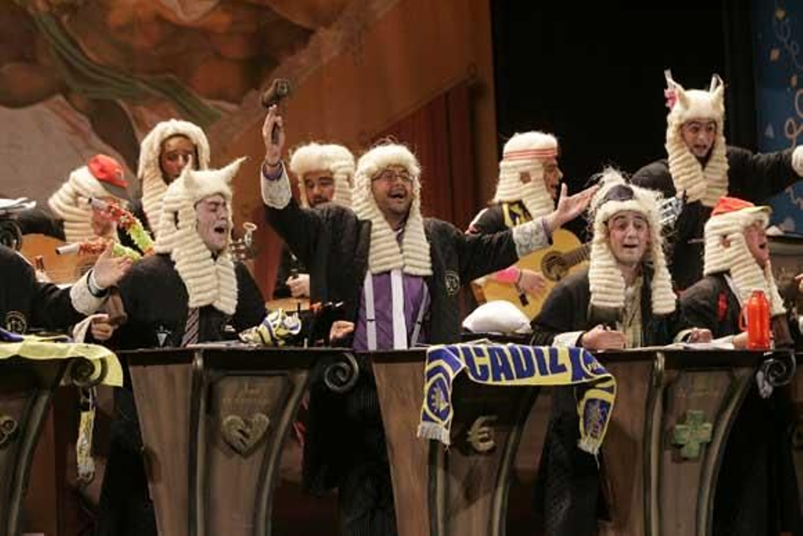 La chirigota de Vera Luque, 'Los que van por derecho', se ha hecho con el primer puesto de la modalidad  Foto: Jesus Marin/Lourdes de Vicente