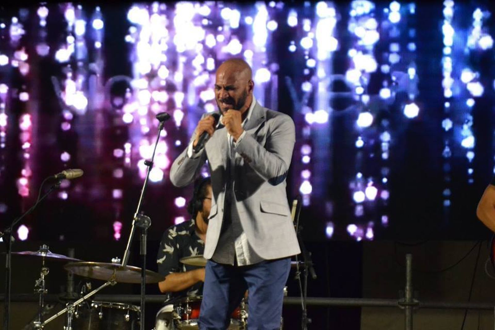 Antonio Caña, la voz de Maíta Vende Cá, en el concierto que el viernes ofreció en el Castillo de San Romualdo.